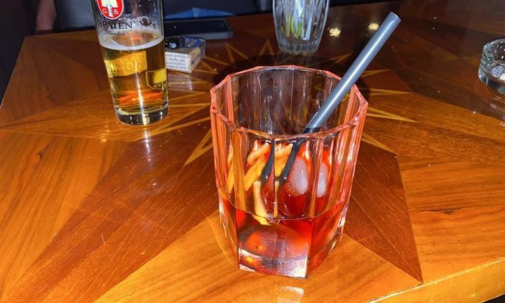 Zwei Zimmer, Küche, Bar