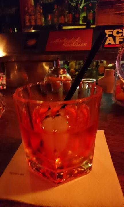 Zwei Zimmer, Küche, Bar