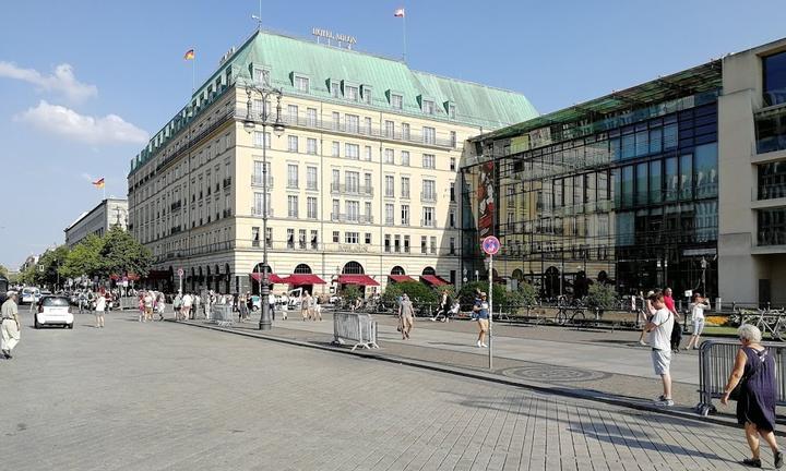 Adlon To Go Coffee Shop