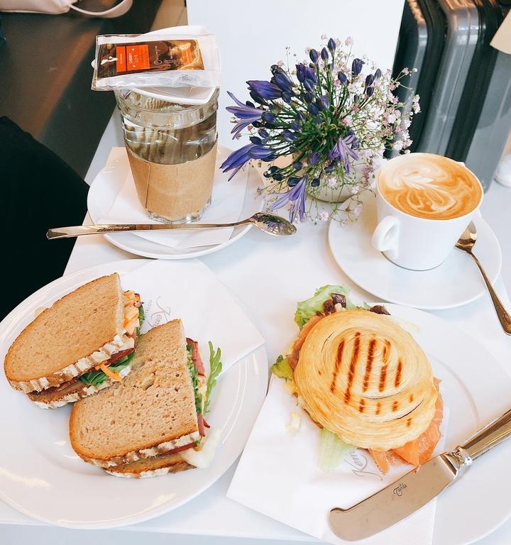 Adlon To Go Coffee Shop