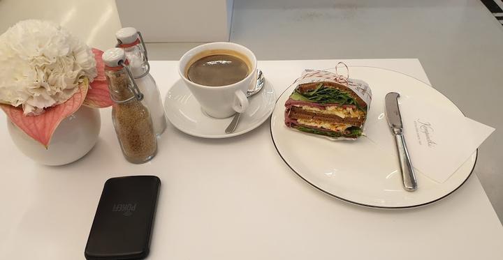 Adlon To Go Coffee Shop