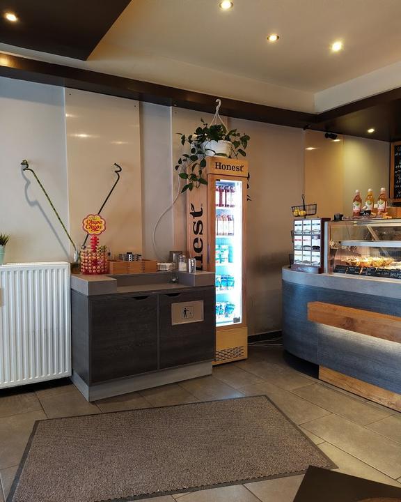 Ellys Back & Café
