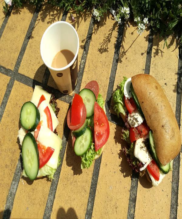 Ellys Back & Café