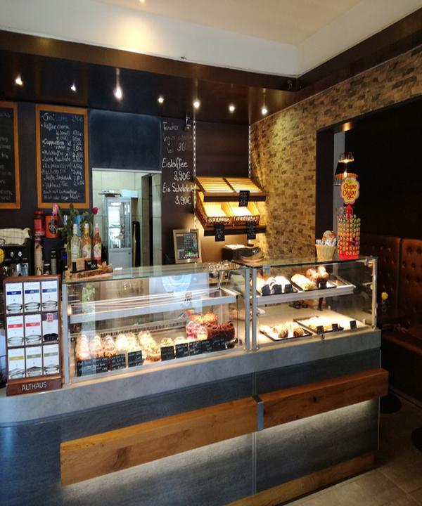 Ellys Back & Café