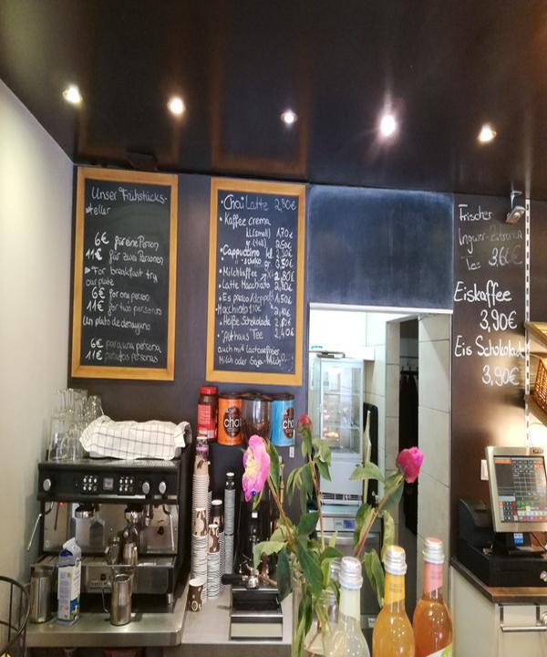 Ellys Back & Café
