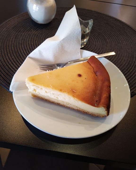 Ellys Back & Café