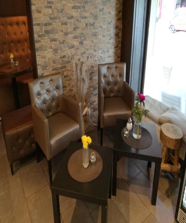 Ellys Back & Café