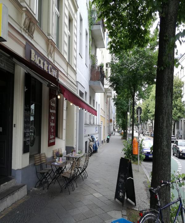 Ellys Back & Café