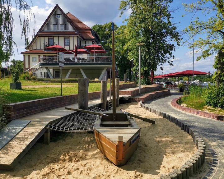 Villa am See - Klubhaus & Hafen
