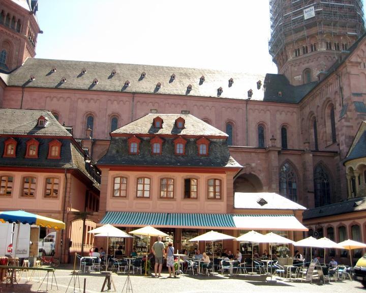 Wilma Wunder im Cafe am Ballplatz