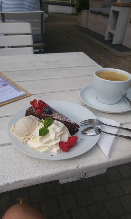 Ruthis - Cafe & Bistro