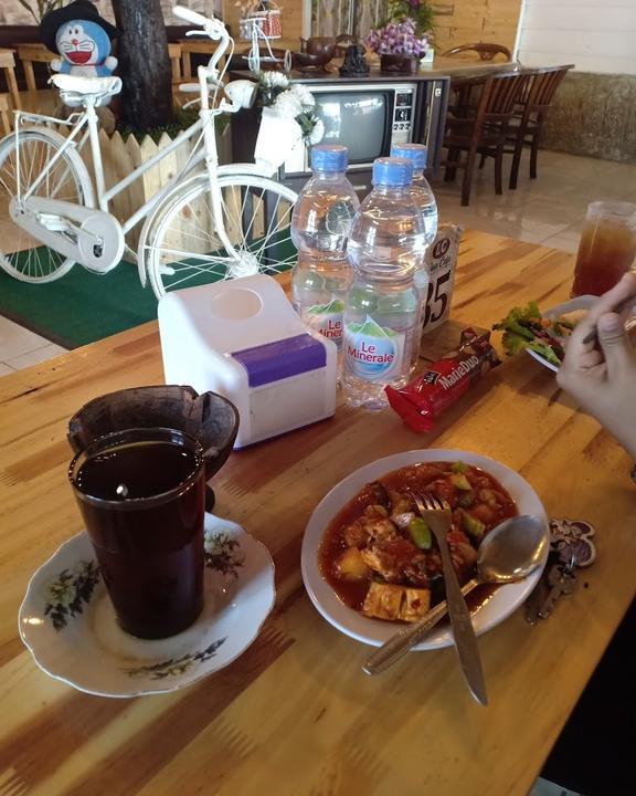 Lina Cafe & Bistro