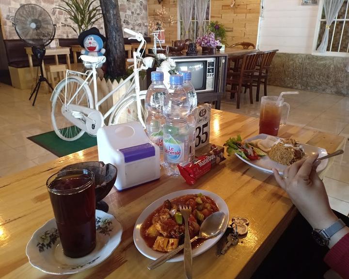 Lina Cafe & Bistro