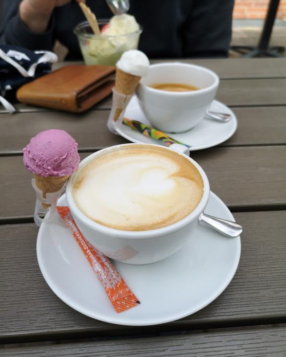 Bitte mit Sahne Eiscafe