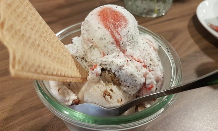 Bitte mit Sahne Eiscafe