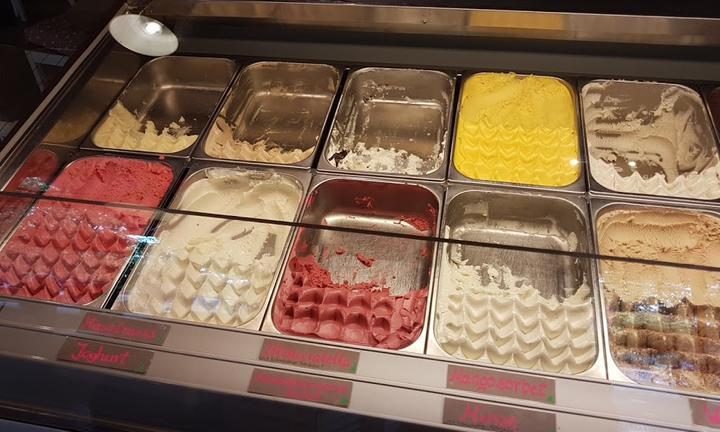 Bitte mit Sahne Eiscafe