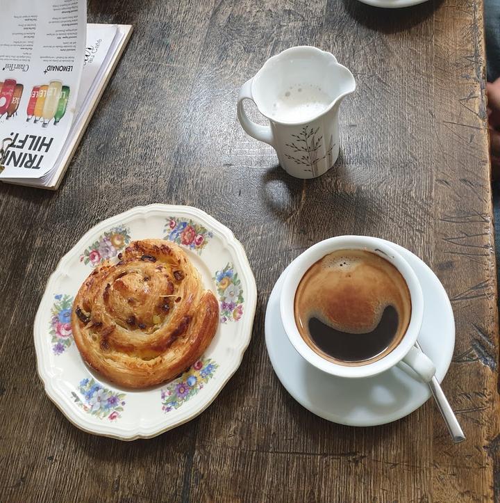 Eclair au Café