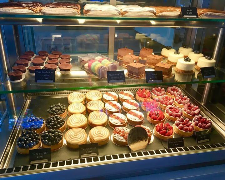 Eclair au Café