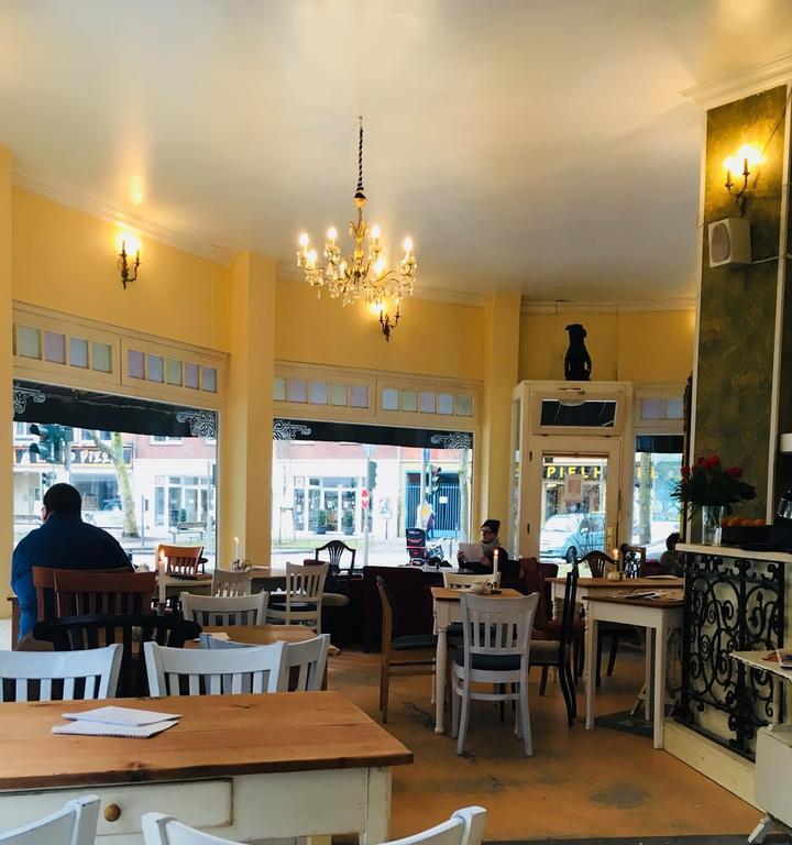 Eclair au Café