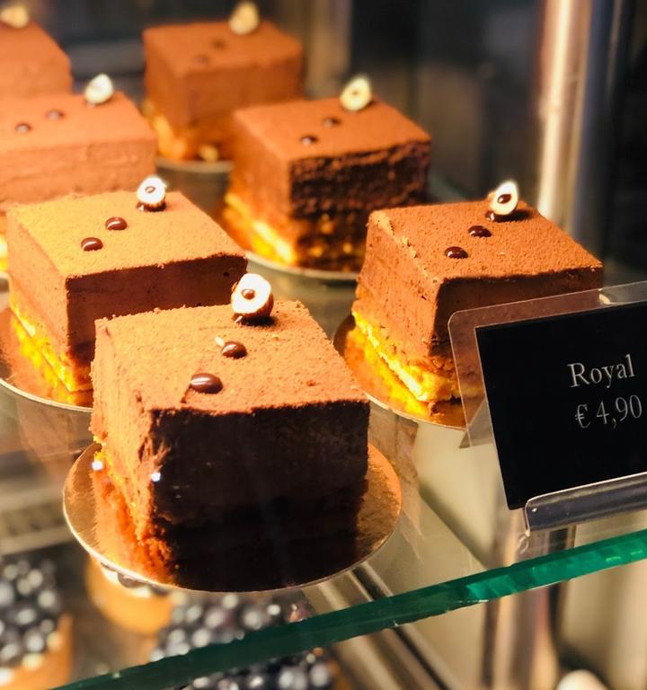 Eclair au Café