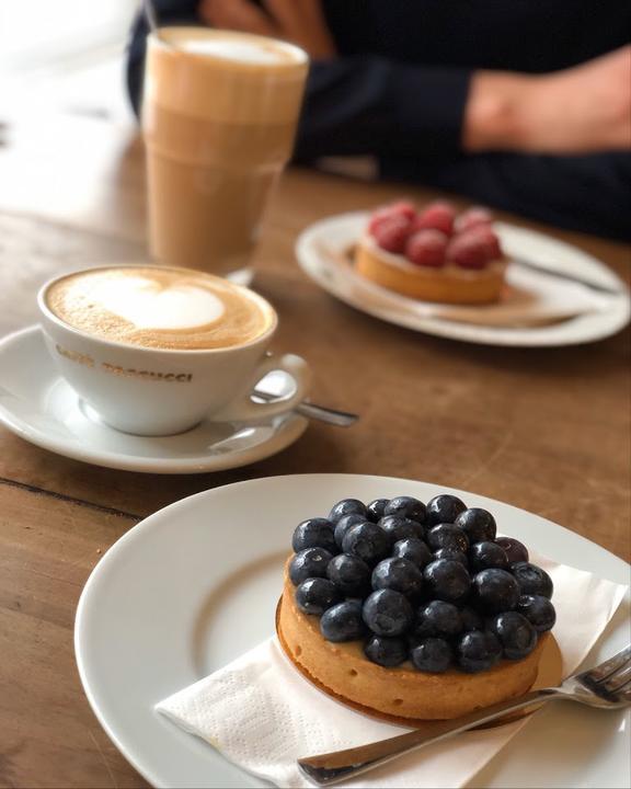 Eclair au Café
