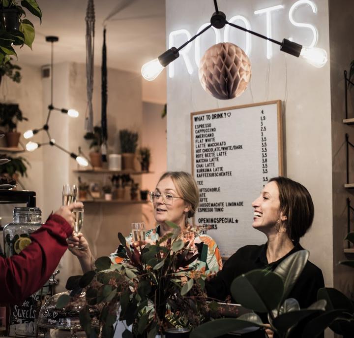 roots. Pflanzencafé