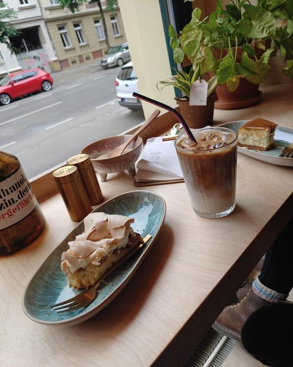 roots. Pflanzencafé