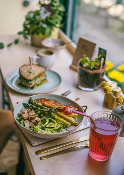 roots. Pflanzencafé