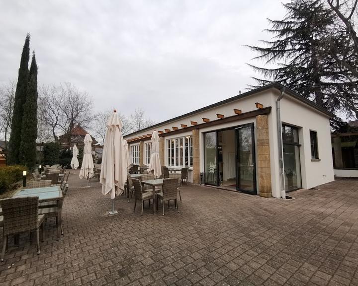 Cafe Pompoos