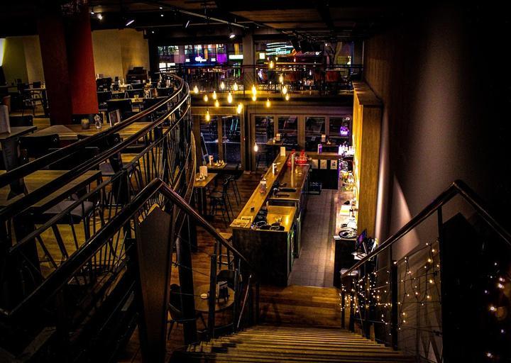 LATIF'S - Frontcooking & Bar