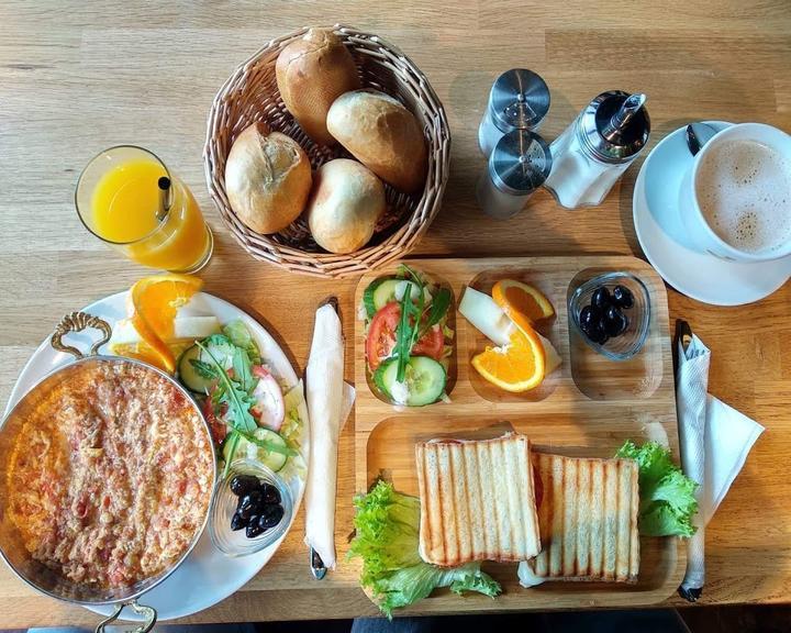 Lumoss Cafe & More