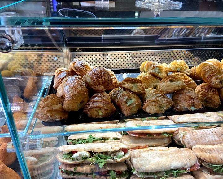 Celebre Bar I Caffe I Deli