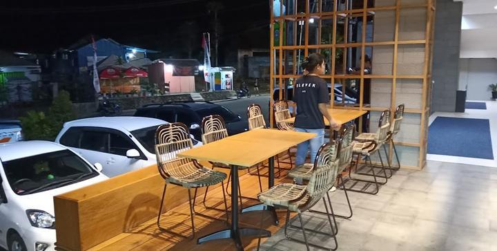 Eleven Cafe & Bar