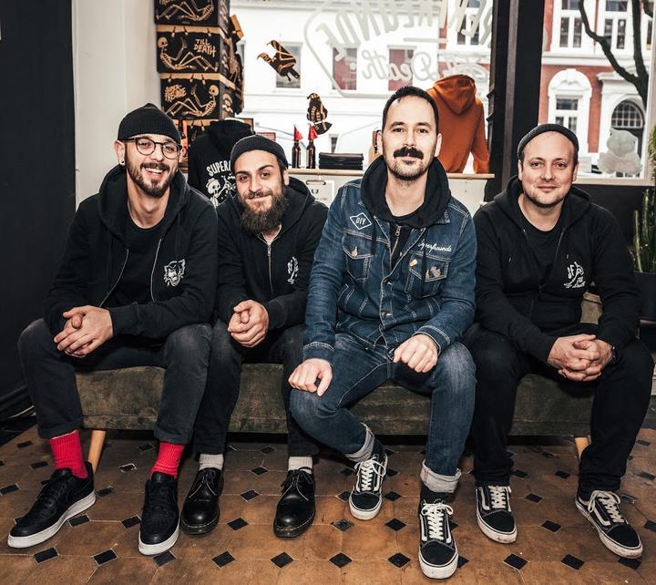 SUPERFREUNDE Trinkhalle