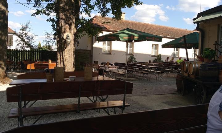 Finyas Taverne im Lutzgarten