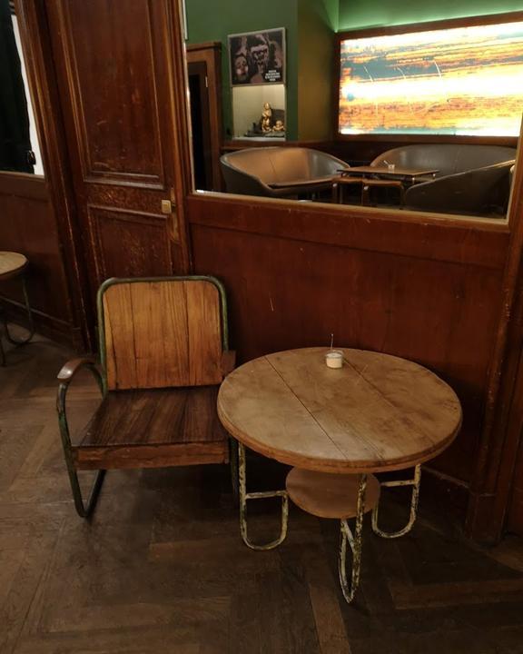 Die Goldene Bar