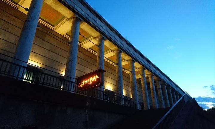 Die Goldene Bar