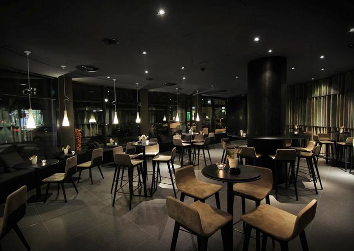 F8 Eight Bar & Lounge