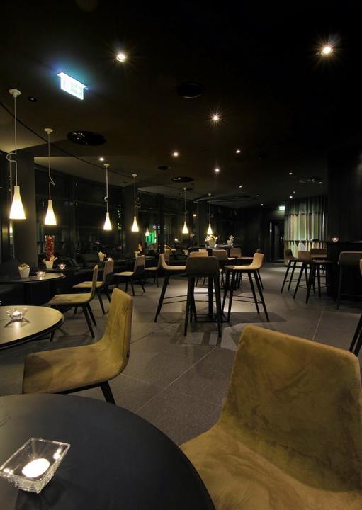 F8 Eight Bar & Lounge