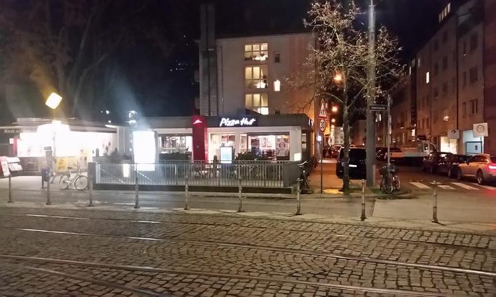 Pizza Hut Frankfurt, Zoo