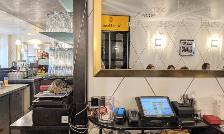 Louis Cafe