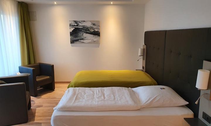 Airfield Hotel & Restaurant