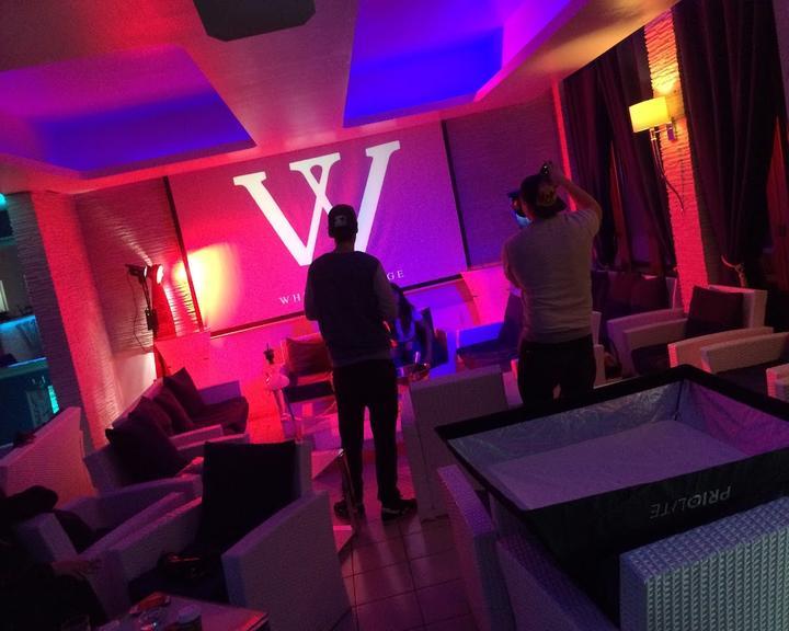 White Lounge