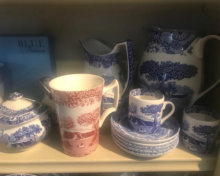 The Victorian House Sconery & Tea to Go