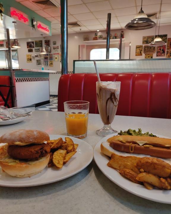 Cruise-In American Diner