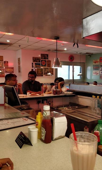 Cruise-In American Diner