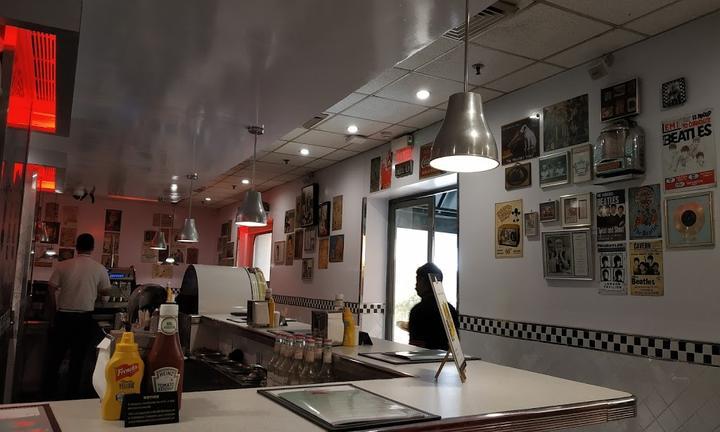 Cruise-In American Diner