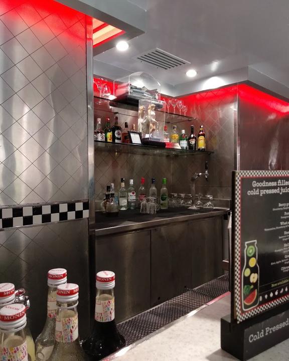 Cruise-In American Diner