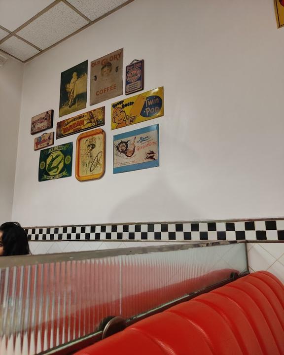 Cruise-In American Diner