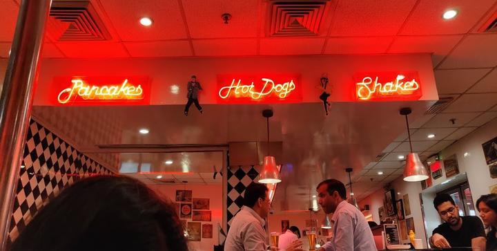 Cruise-In American Diner